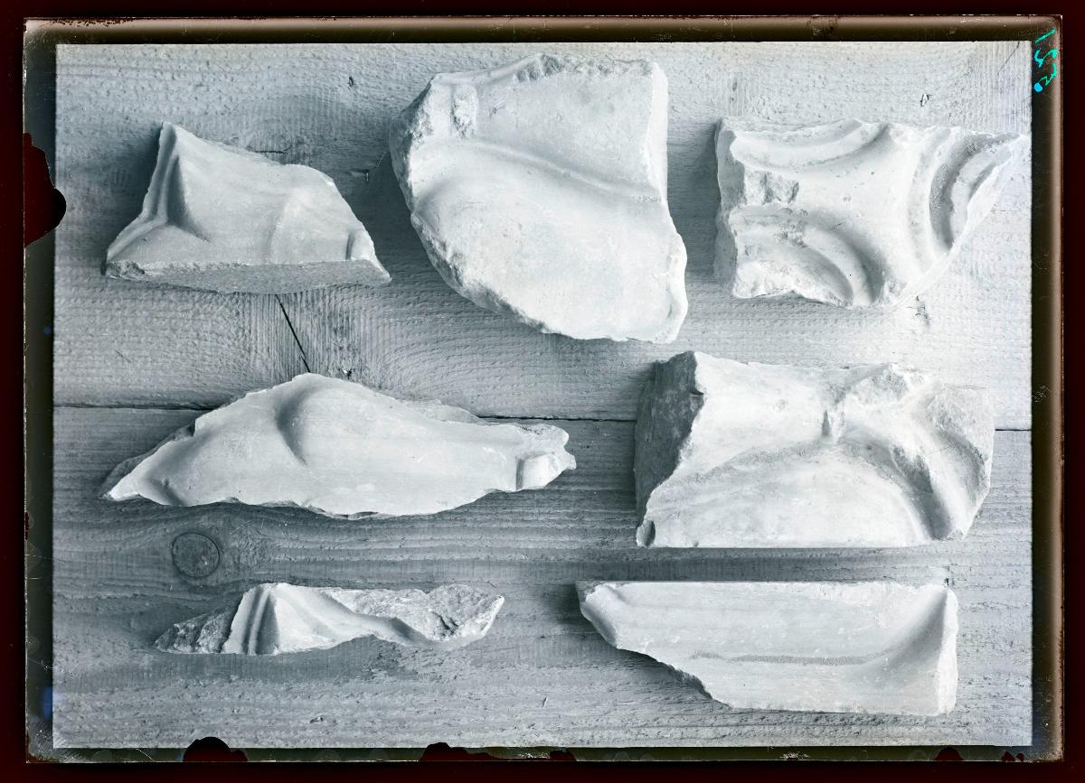Marmor, Gips und Holz: Marmorfragmente (Ornament Nr. 135)