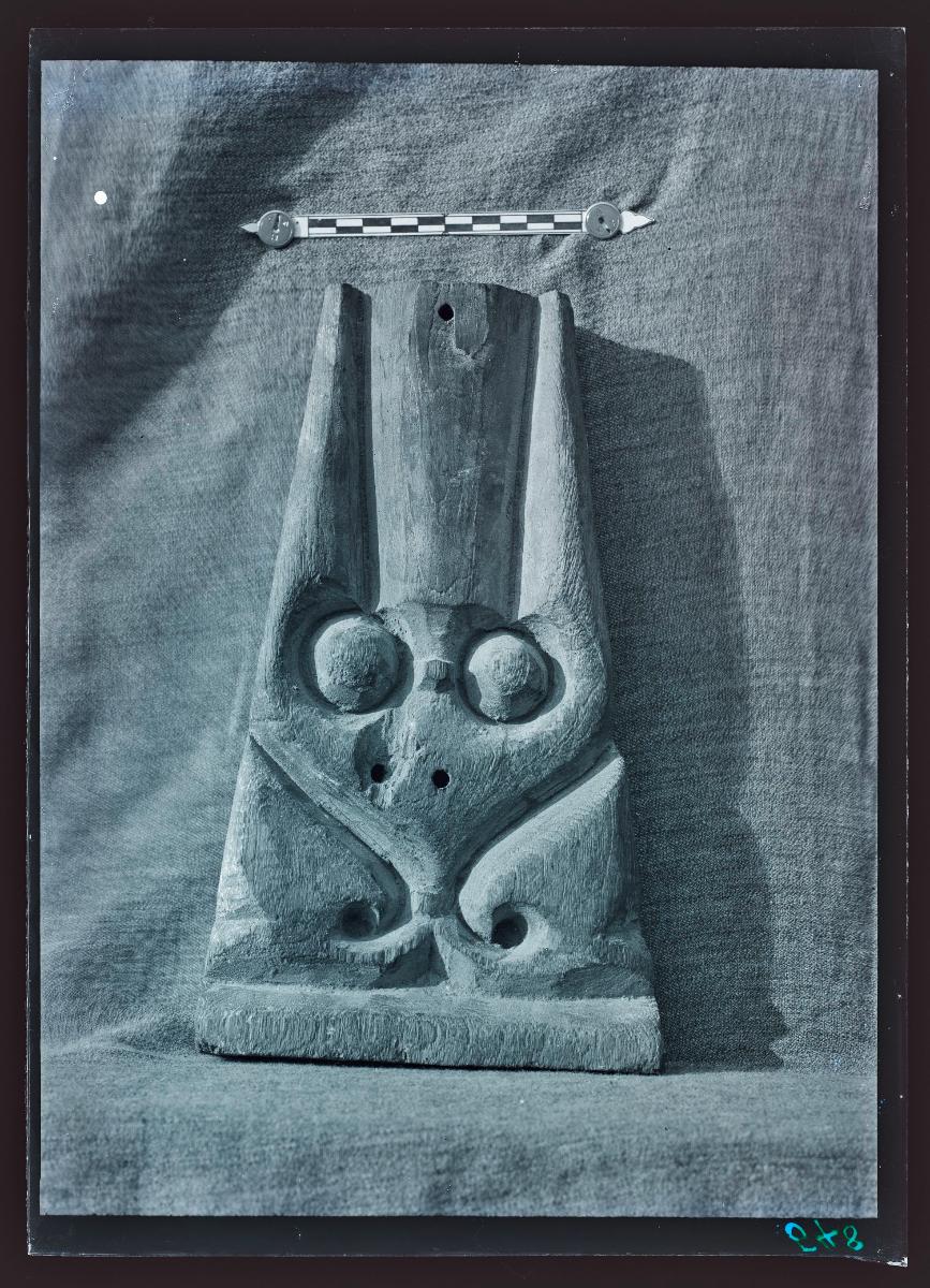 Marmor, Gips und Holz: Holzfragment (Ornament Nr. 74)