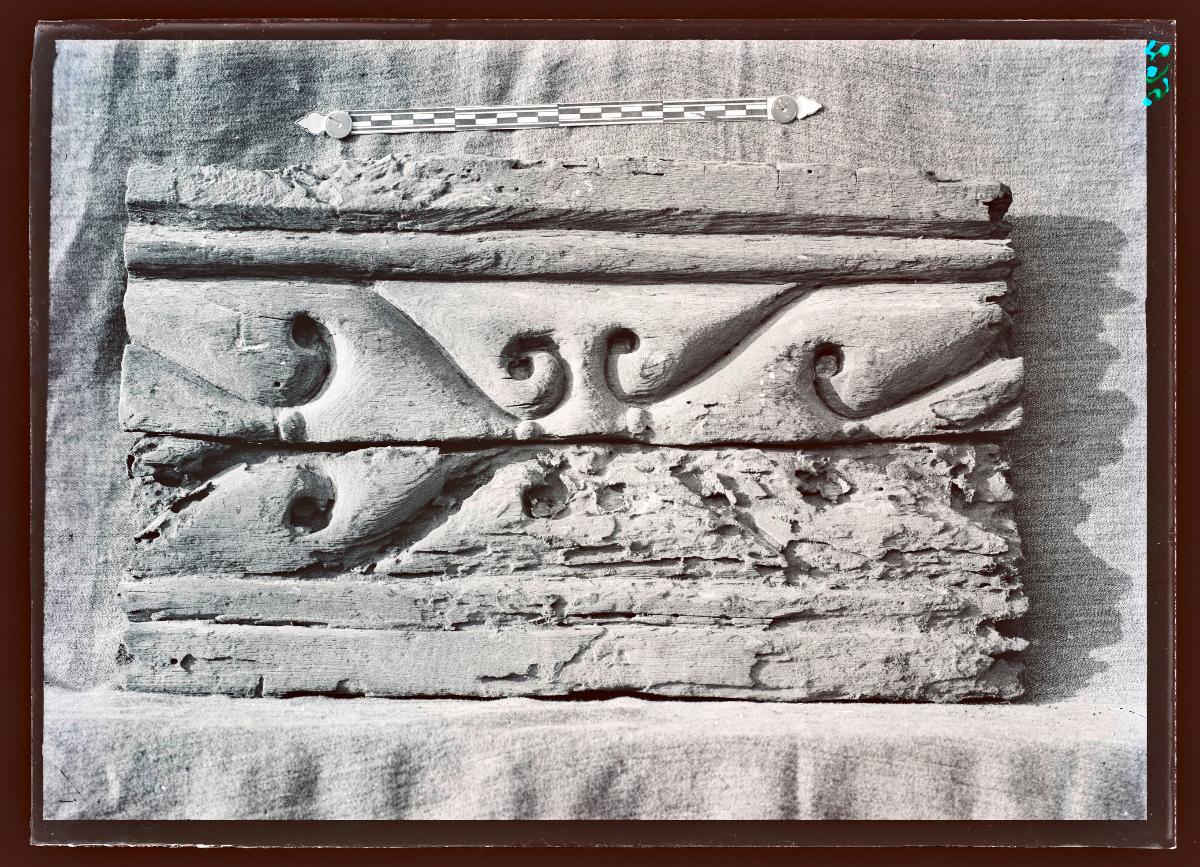 Marmor, Gips und Holz: Holzfragmente (Ornament Nr. 76)