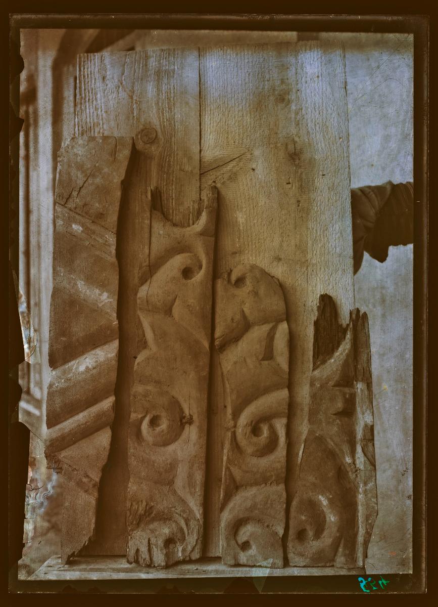 Marmor, Gips und Holz: Holzfragmente (Ornament Nr. 51)