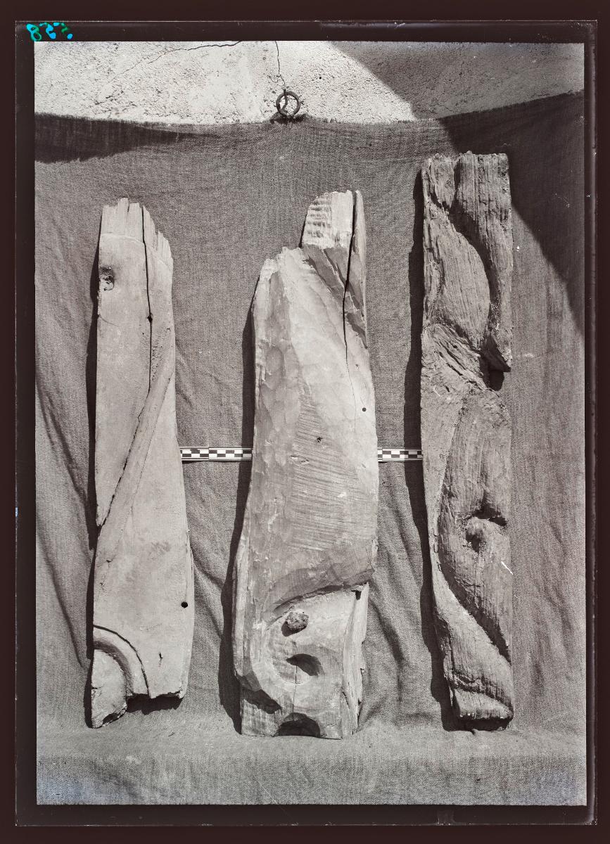 Marmor, Gips und Holz: Holzfragmente (Ornament Nr. 20, 93)
