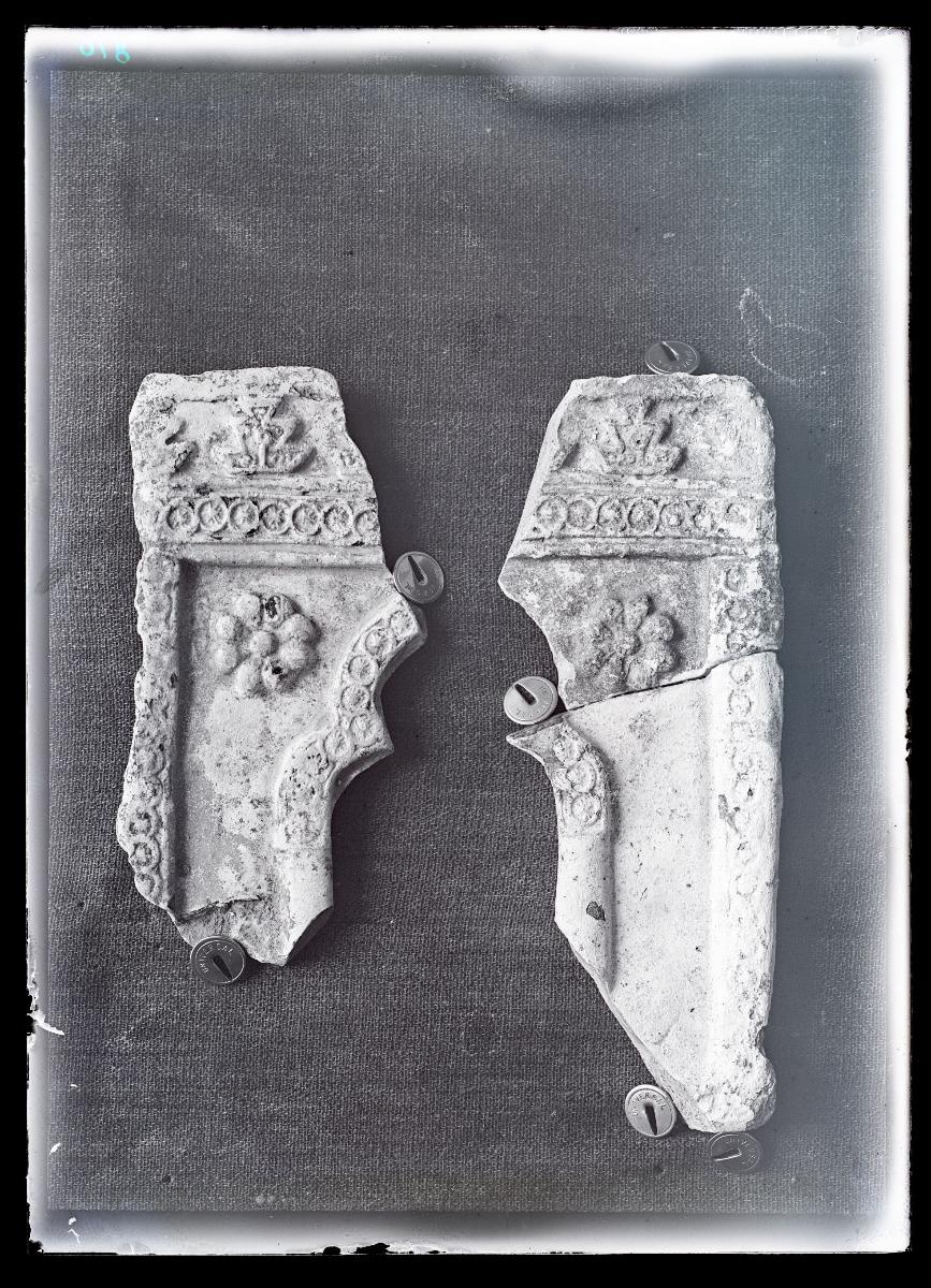 Keramik: Fragment eines Taburetts, Sam 1082.1, Sam 1082.2