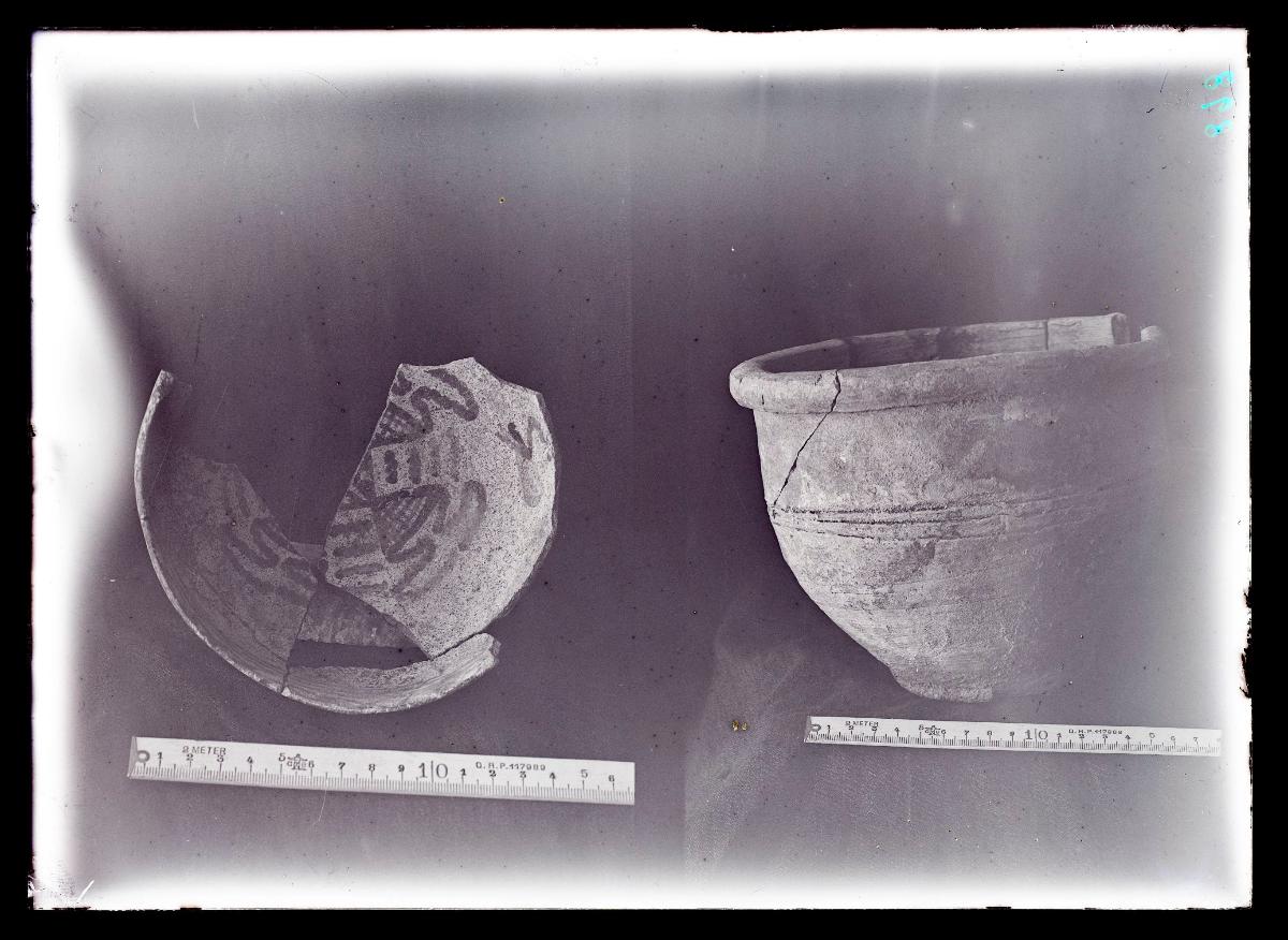 Prähistorische Keramik: 2 Gefäße darunter Samarra Grabungsnummer 124