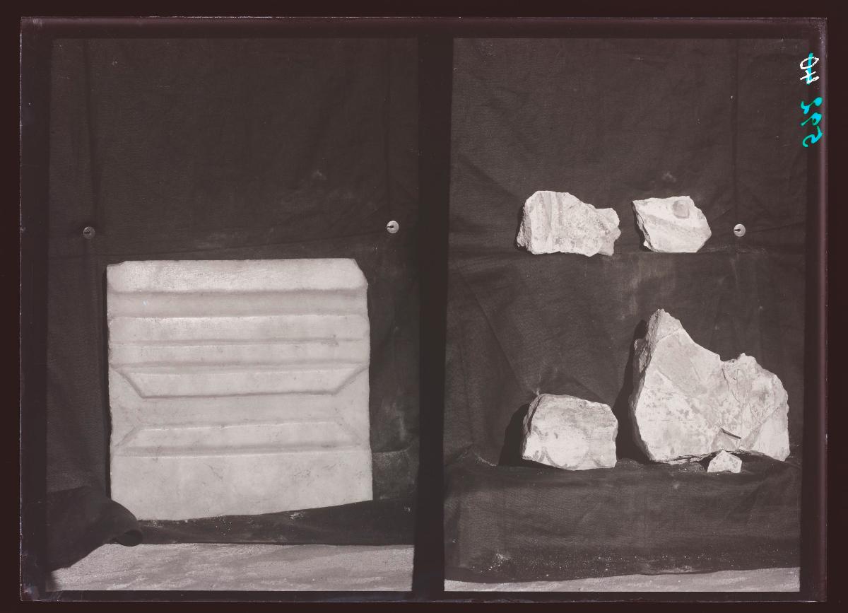 Diverse Kleinfunde: Stuckfragment, Samarra Grabungsnummer 39