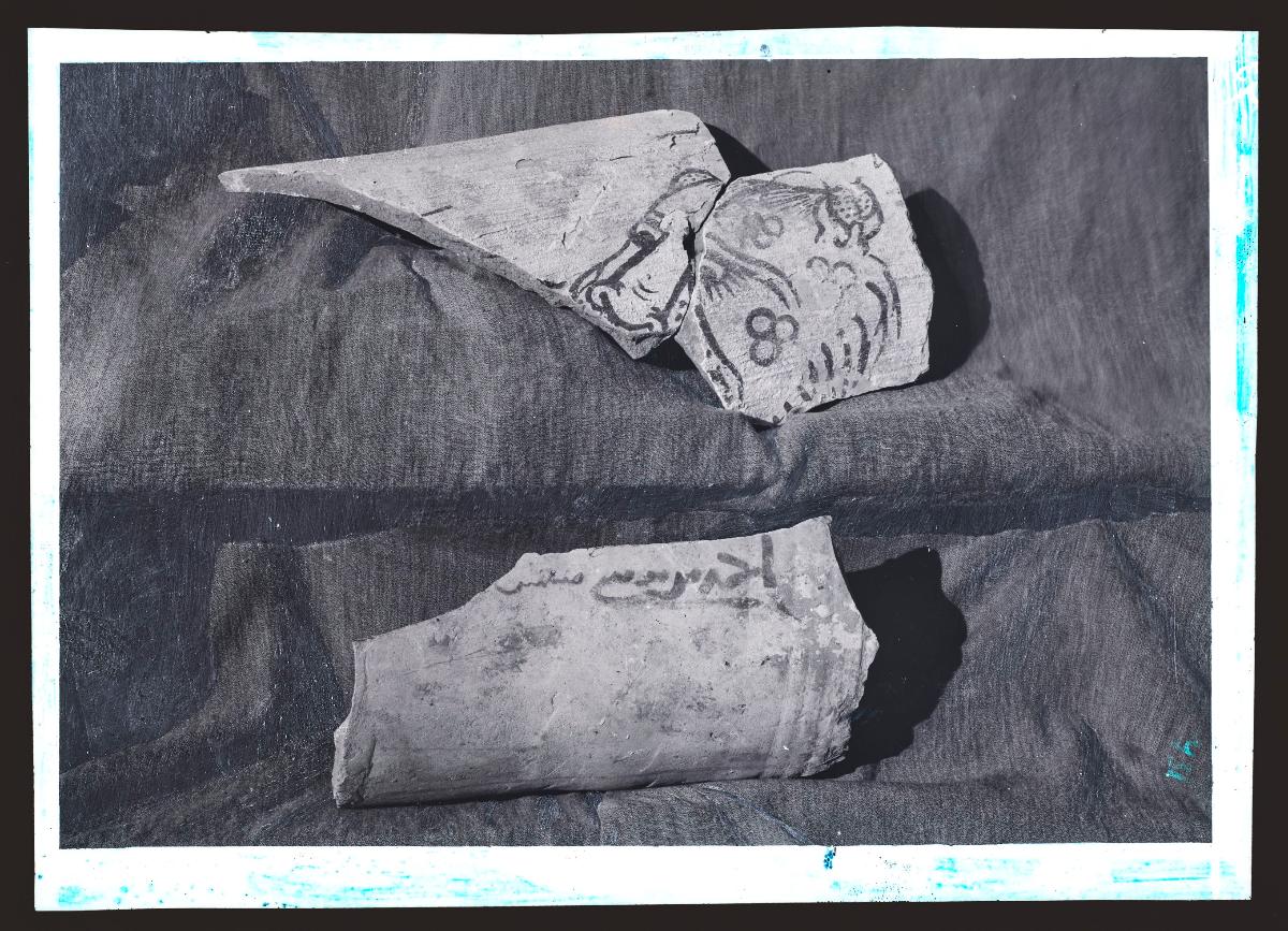 al-Dschausaq al-Chaqani, Thronsäle, Scherben