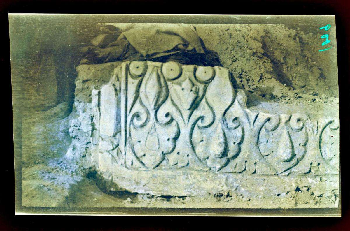 Grabung im al-Dschausaq al-Chaqani, Wand südlich der Moschee (Ornament Nr. 100)