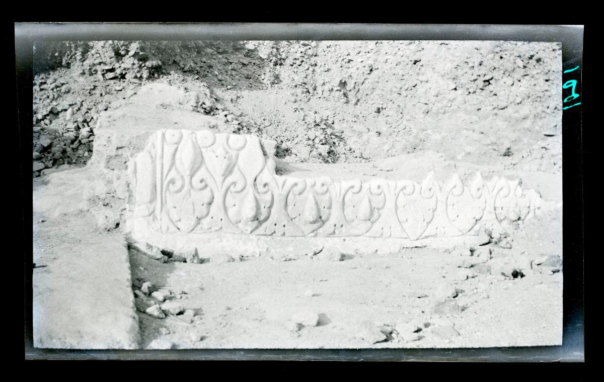 Grabung im al-Dschausaq al-Chaqani, Zimmer neben der Kalifen-Moschee (Ornament Nr. 100)