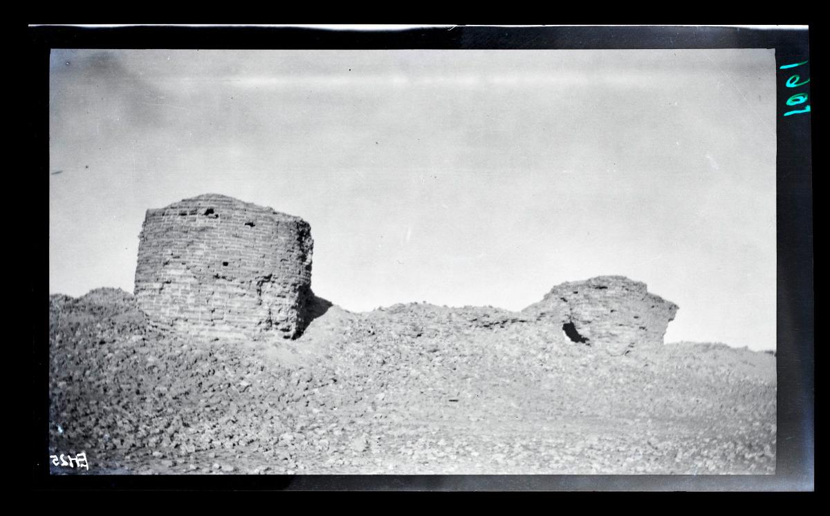Grabung im al-Dschausaq al-Chaqani, Türme des Schatzhauses, Mauer