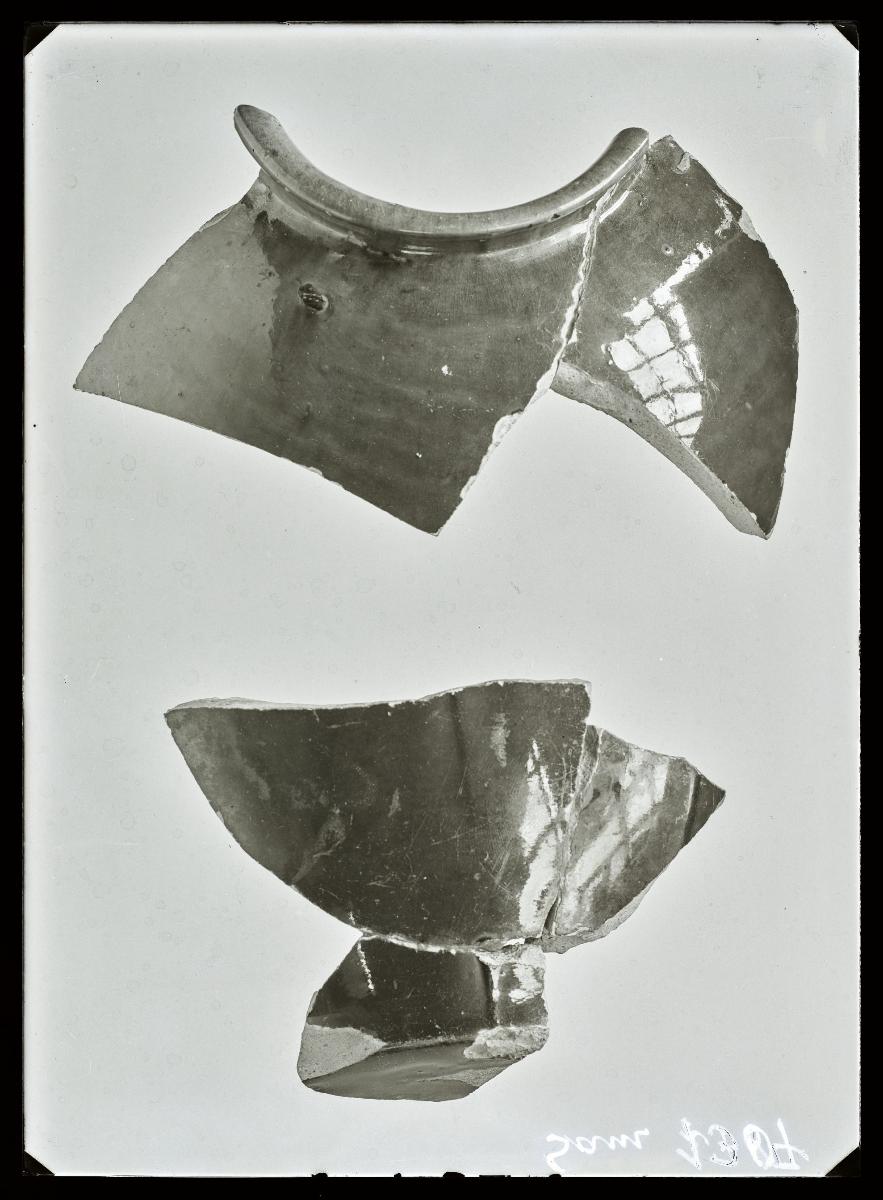 Monochrom glasierte Keramik