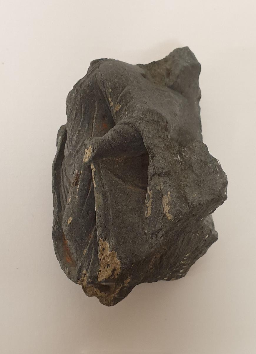 Torso eines stehenden Buddha in Schutzgeste (abhaya-mudra)