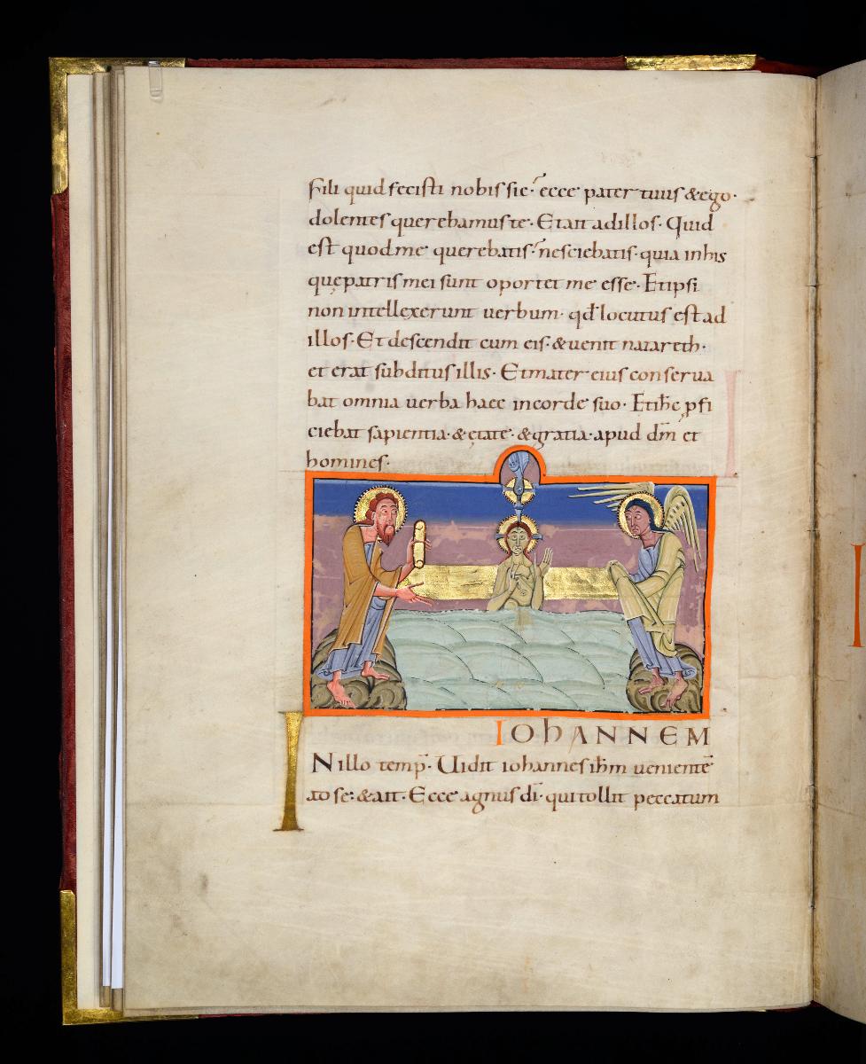 Evangelistar Heinrichs IV. (?), Taufe Christi. Christus in der Mitte steht bis zur Hüfte im Wasser, links am Ufer Johannes, rechts ein Engel mit den Kleidern Christi