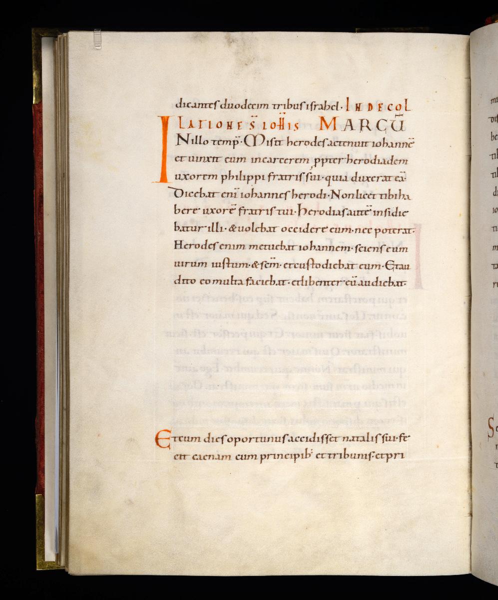Evangelistar Heinrichs IV. (?), Textseite mit roter Textmarke I und kleiner roter Initiale E