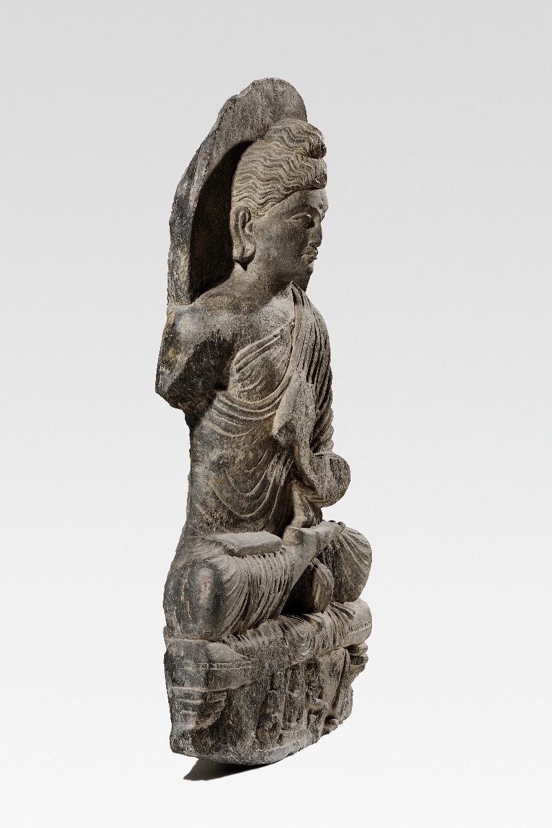 Sitzender Buddha in Lehrgeste (dharmachakra-mudra) auf Löwenthron mit Vorhangmotiv (Fragment). Sockelrelief: Verehrungsszene mit meditierendem Buddha und zwei Adoranten (Fragment).