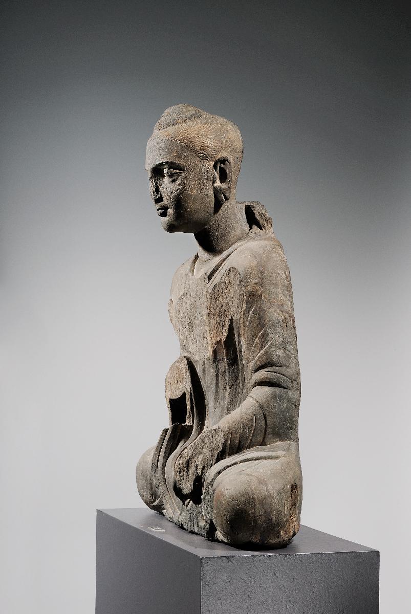 Sitzender Buddha mit Schnurrbart in Schutzgeste (abhaya-mudra)