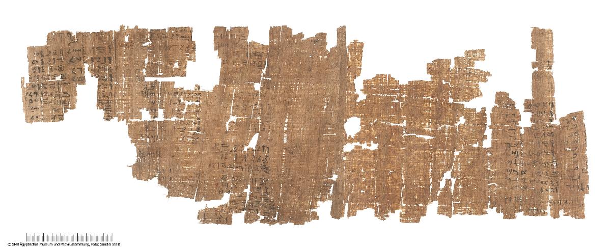 Hieratischer Papyrus mit Abrechnungen über Getreide und Datteln