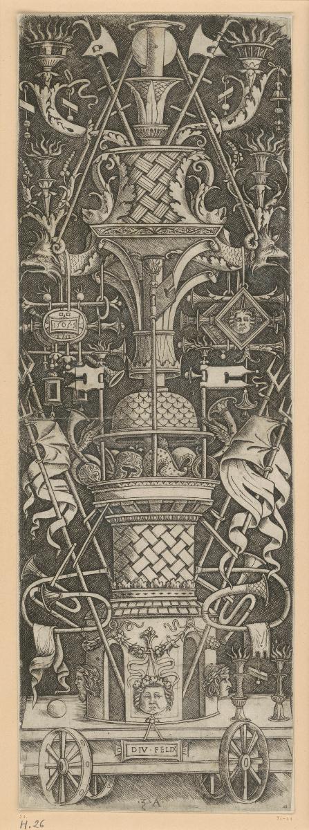 Zierplatte mit Ornamenten und Trophäen auf einem Wagen