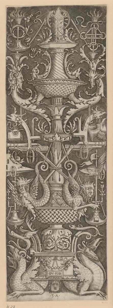 Zierplatte mit Drachen, Masken und Kriegsgerät