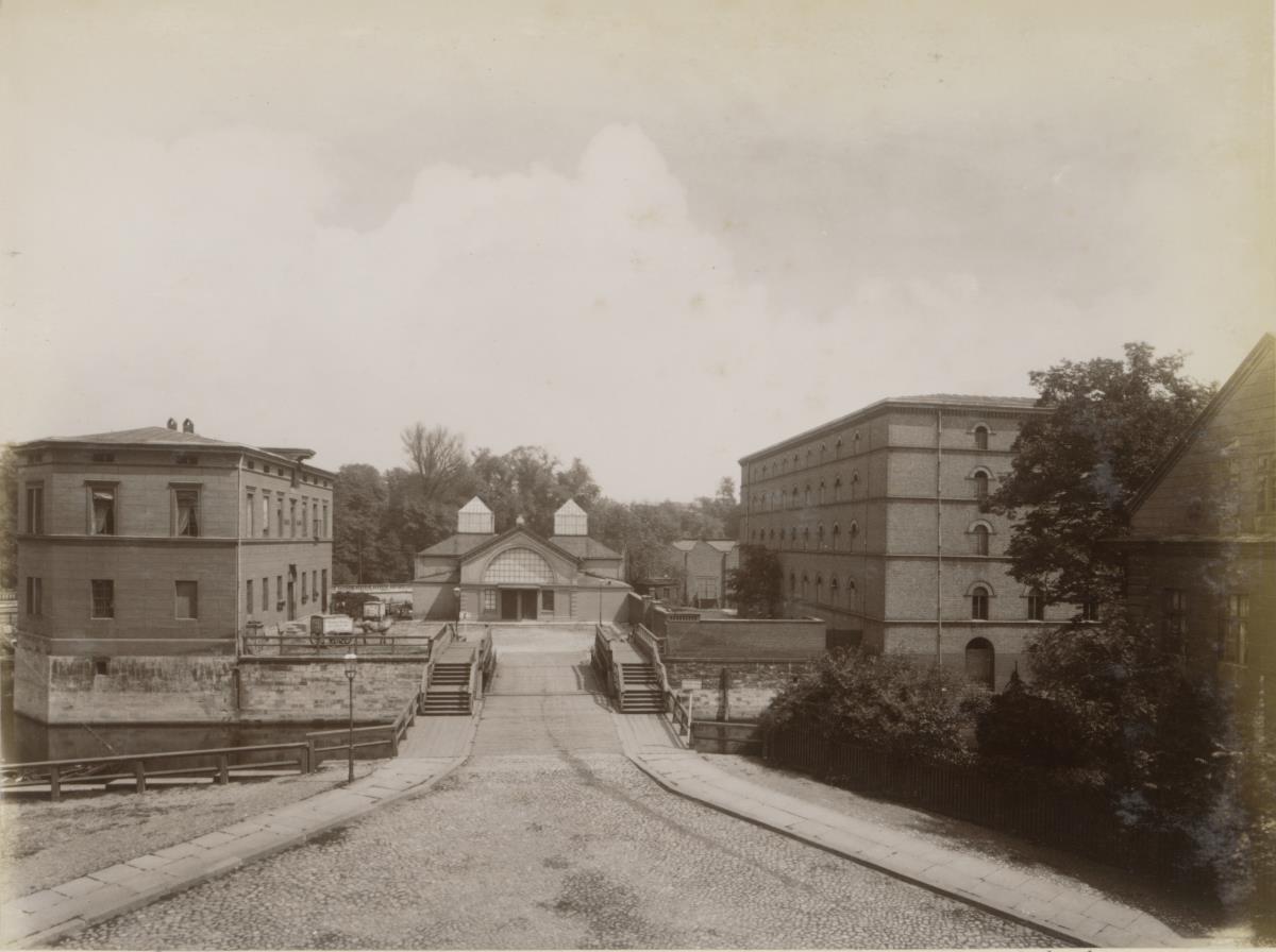 Berlin, Spreeinsel, Mehlhaus mit Mehlbrücke über dem Kupfergraben, sog. Kunstbaracke und Neuer Packhof