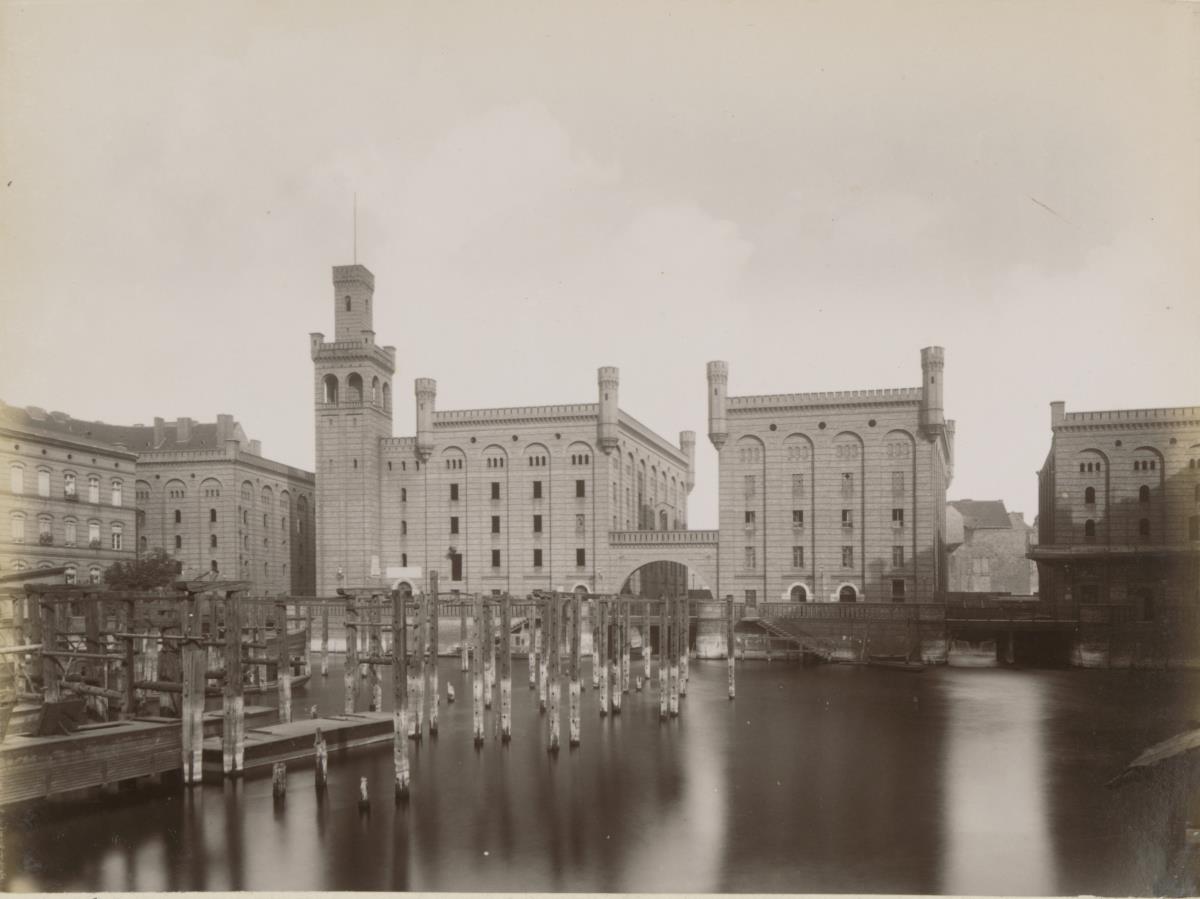 Berlin, Spree mit Dammmühle und Speichergebäuden