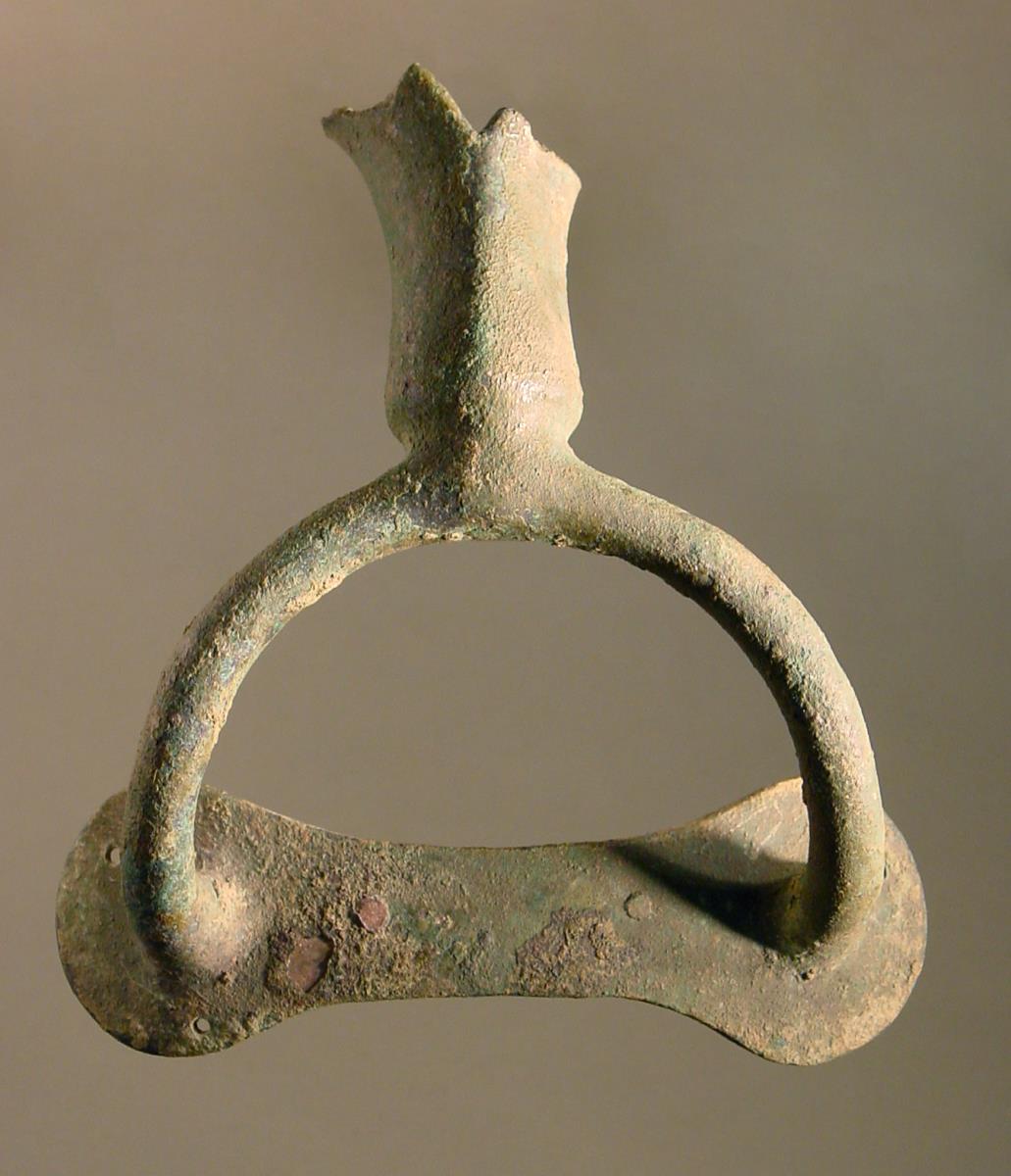 Großer Kesselhenkel mit vom Ringe aufsteigender Kelchblüte