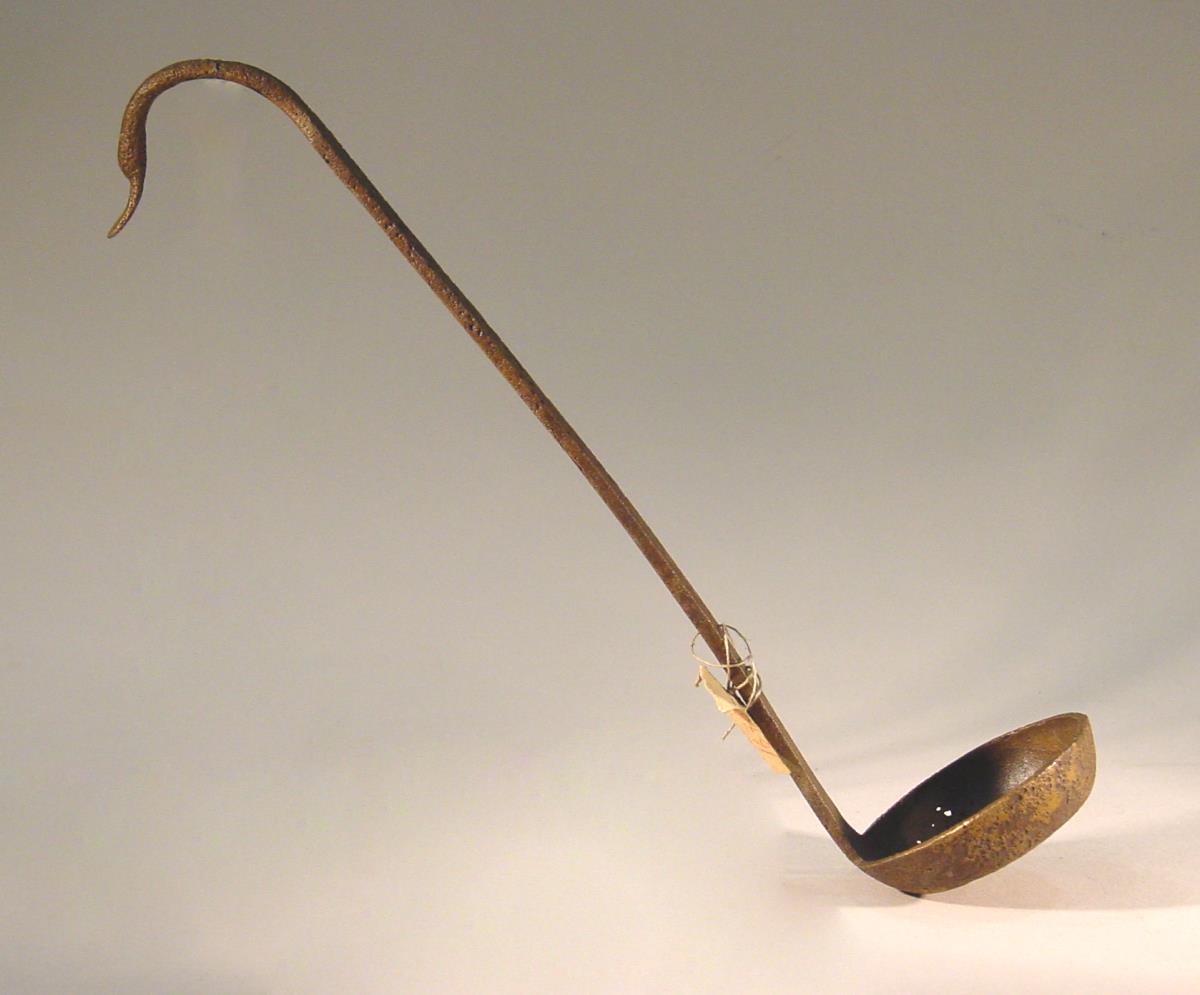 Schöpflöffel, Griff in Schwanenkopf auslaufend