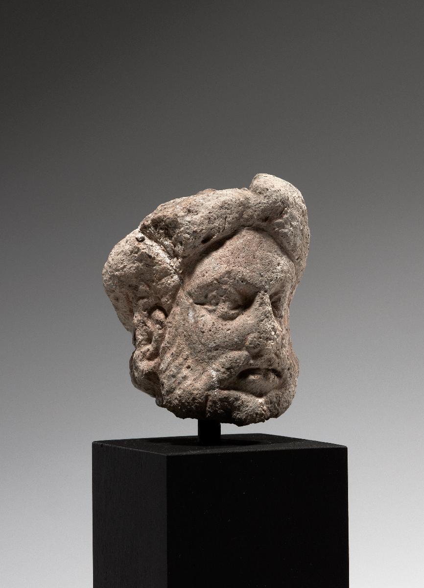 Kopf eines Mannes mit Vollbart und Turban