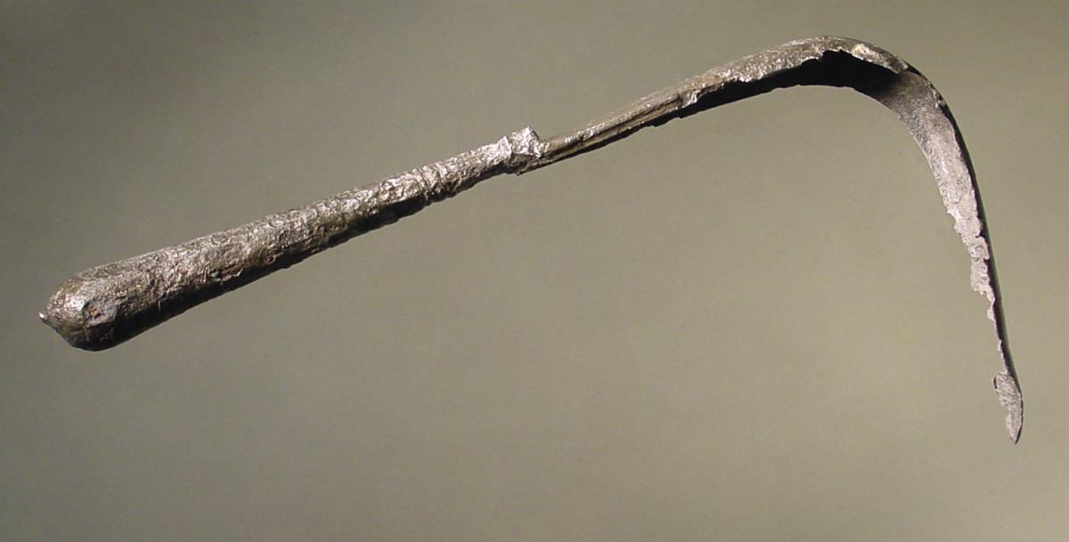 Strigilis mit massivem keulenförmigen Griff (eine von zwei Strigiles, vgl. auch Didyma 4)