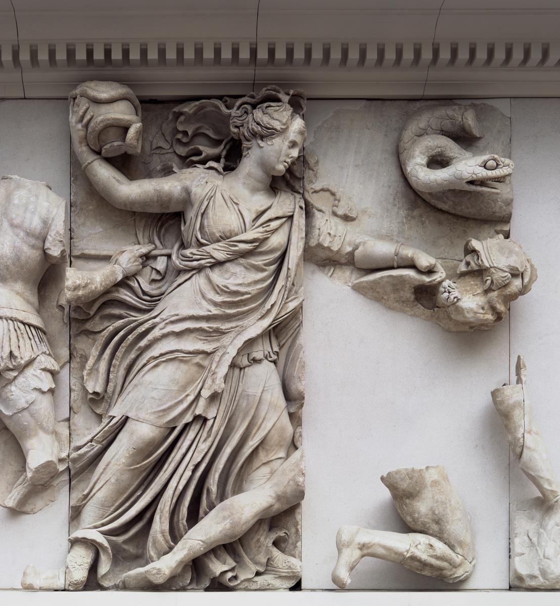 Pergamonaltar, Nordfries - Ausschnitt: Moire ("Nyx") mit schlangenumwundenem Gefäß