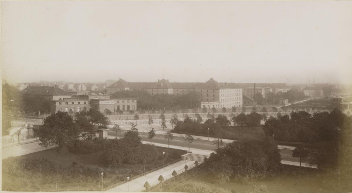 Berlin, Blick vom Hamburger Bahnhof auf die Charité