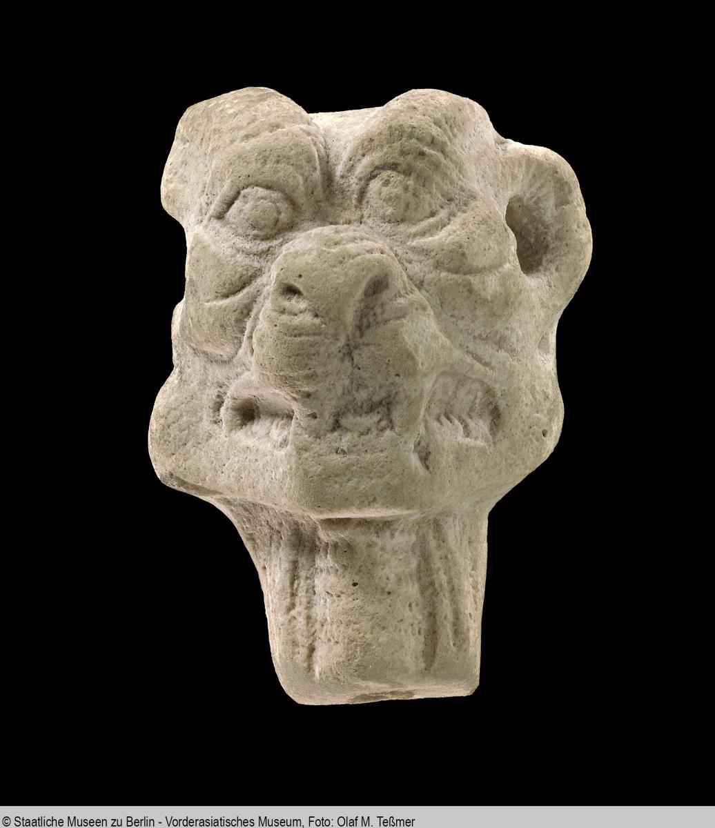 Kopf des Dämons Pazuzu mit Ritzdekor auf der Rückseite