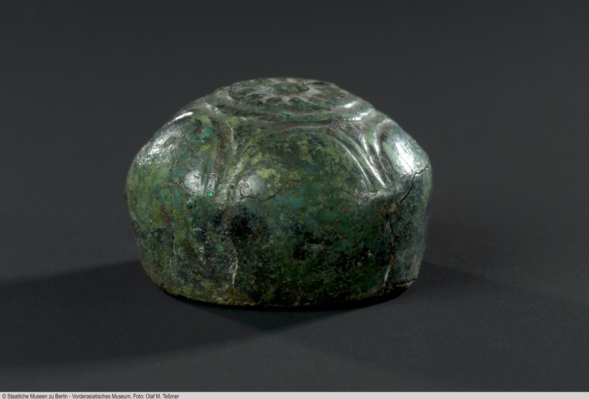 Halbkugelförmiger Omphalos, reliefiert