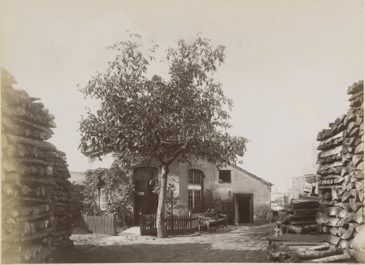 Berlin, Albrechtstraße, Holzplatz mit Gartenhaus