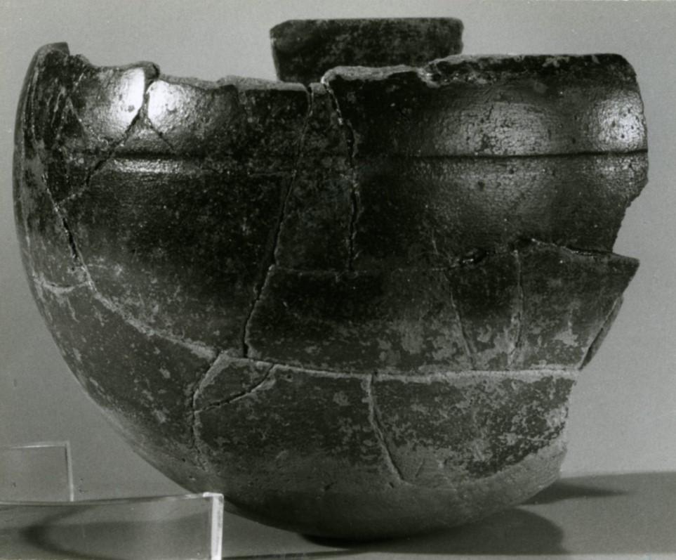 Fragment eines halbkugeligen schwarz-roten Topfes