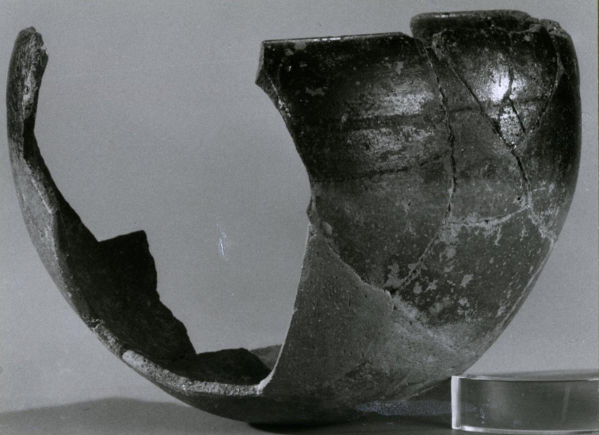 Fragment eines halbkugeligen schwarz-roten Topfes