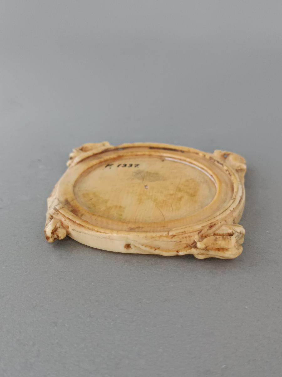 Spiegelkapsel mit Minneszenen