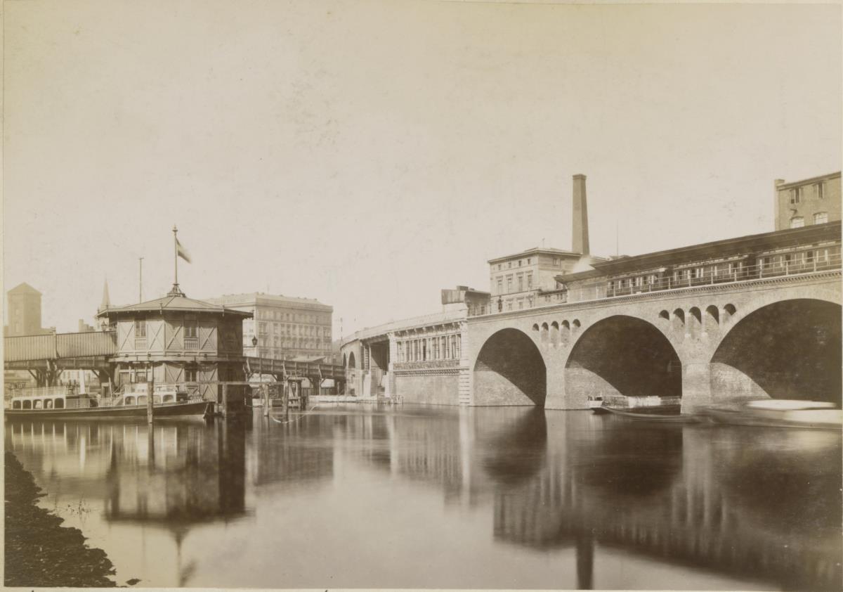 Berlin, Die Spree mit der Stadtbahnhaltestelle Jannowitzbrücke
