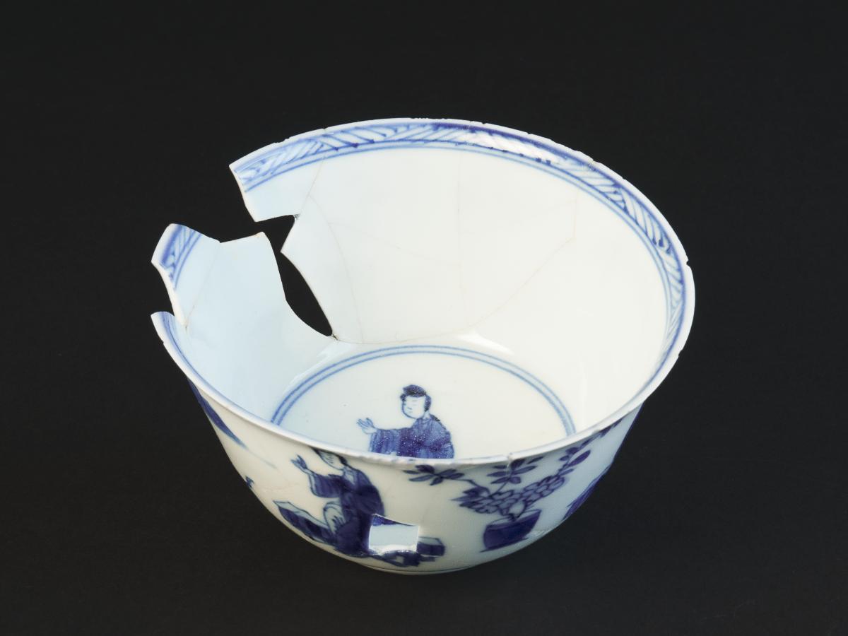 Teeschale mit asiatischen Motiven