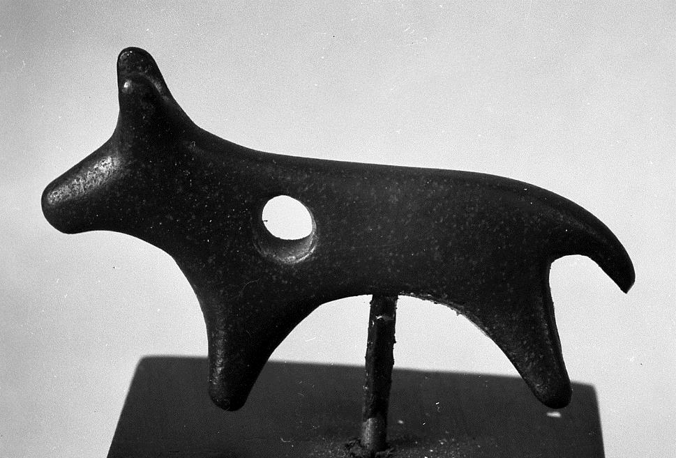 Zoomorphe Gerätfigur, in der Mitte des Bauchs durchbohrt