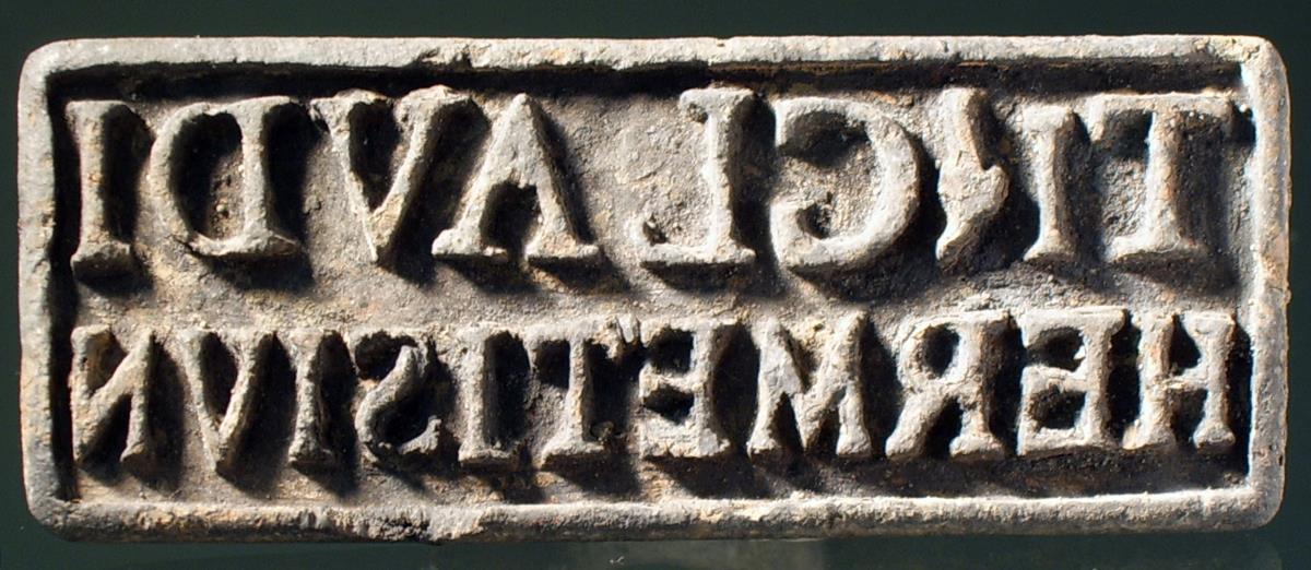 Rechteckiger Stempel mit lateinischer Inschrift: T . CLAVDI / HERMETIS IVN