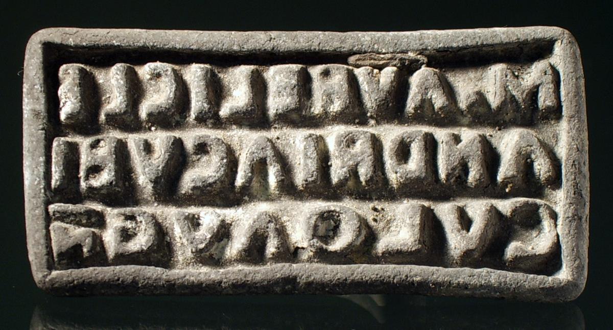 Rechteckiger Stempel mit lateinischer Inschrift: M . AVRELI CLE / ANDRI A CVBI / CVLO AVG N