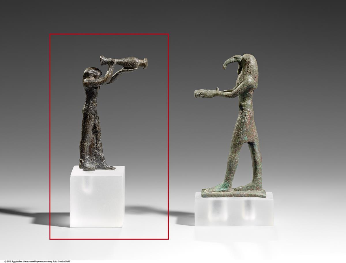 Statuette des Gottes Horus mit Menschenkörper und Falkenkopf, libierend
