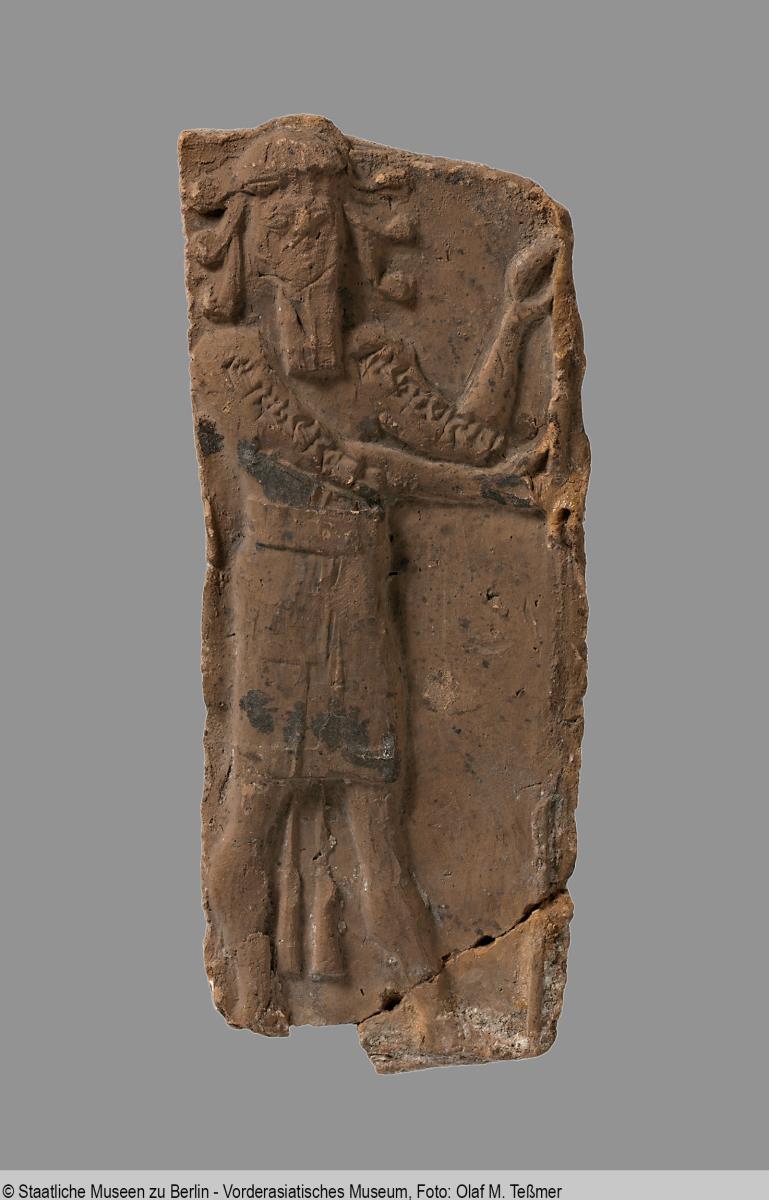 Apotropäisches Relief mit Darstellung eines sechslockigen Mannes