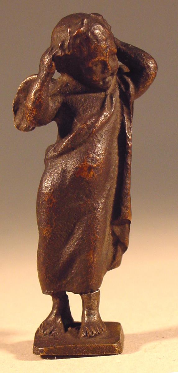 Römische Statuette eines bekleideten, sich bekränzenden Amor