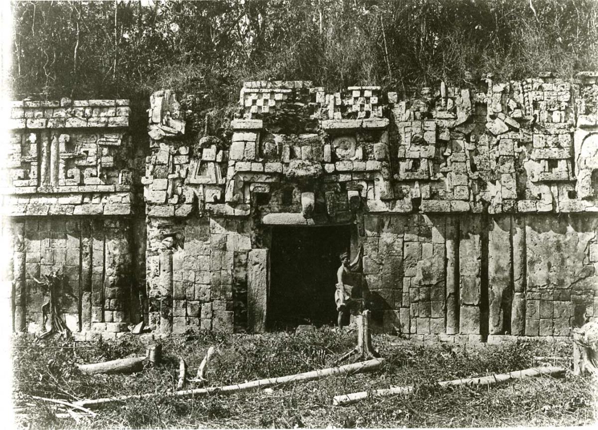 "Der Große Tempelpalast. Teil der Ostfassade. (Mit Expeditionsmitglied)"