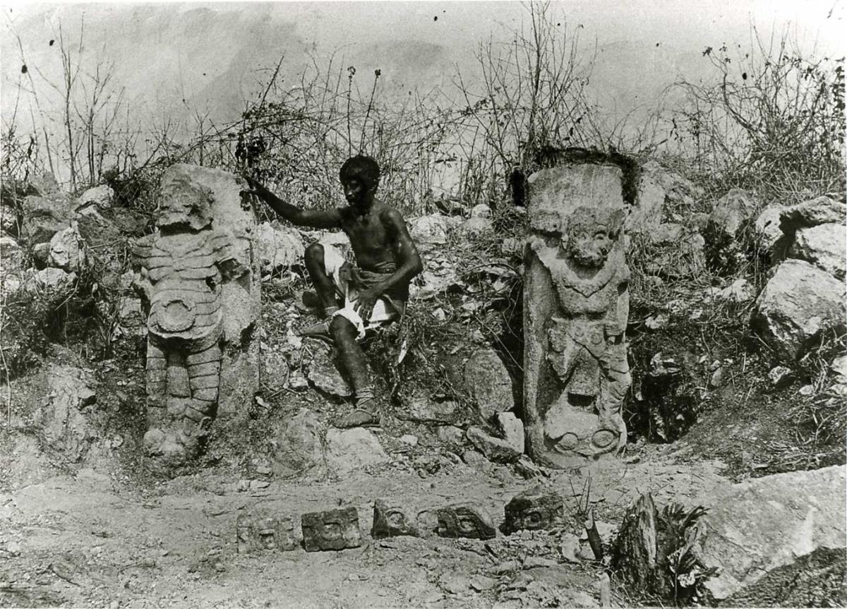 "Zwei Figurensäulen. (mit Expeditionsmitglied)"