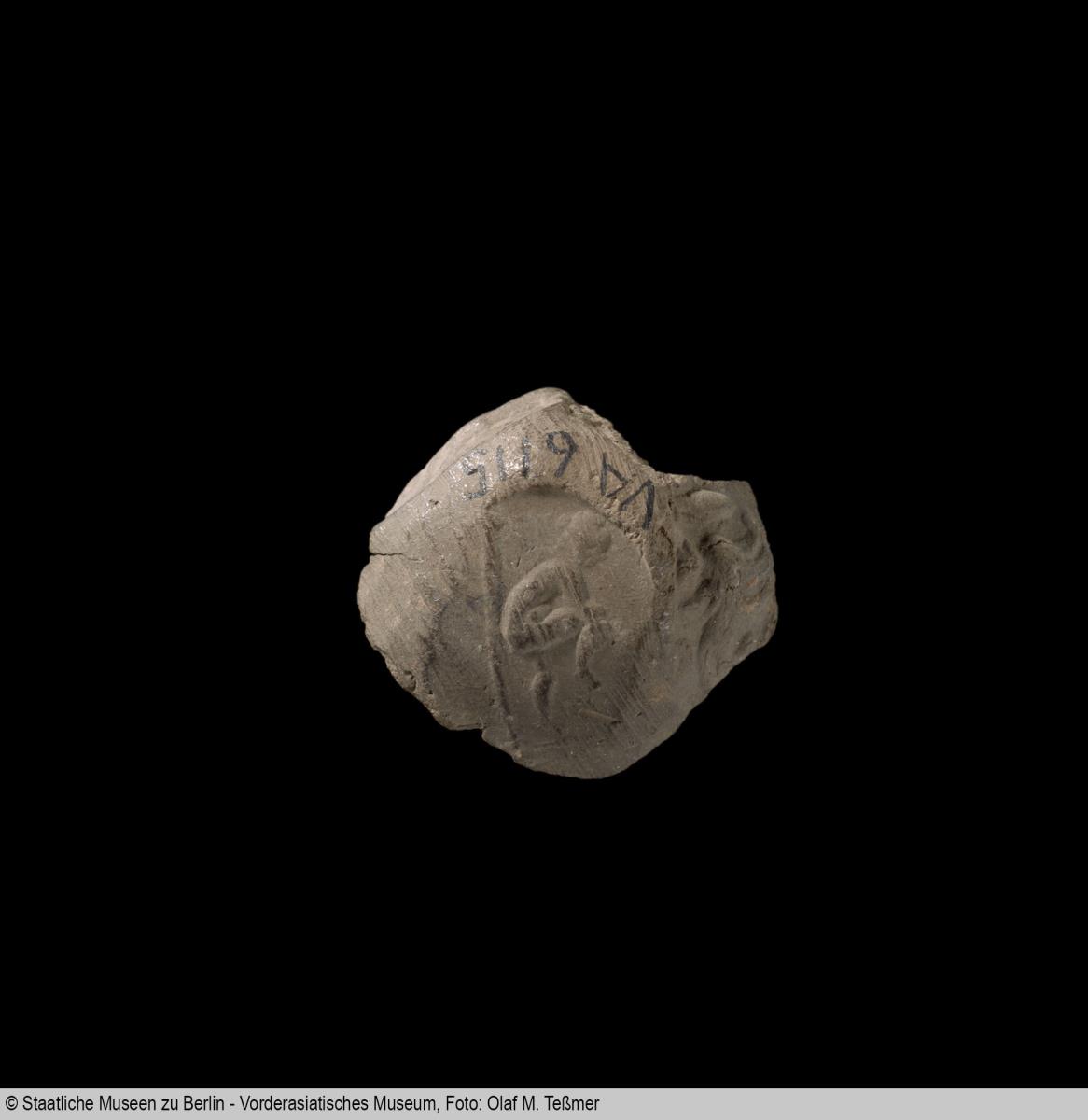 Tonbullenfragment mit Siegelringabdrücken
