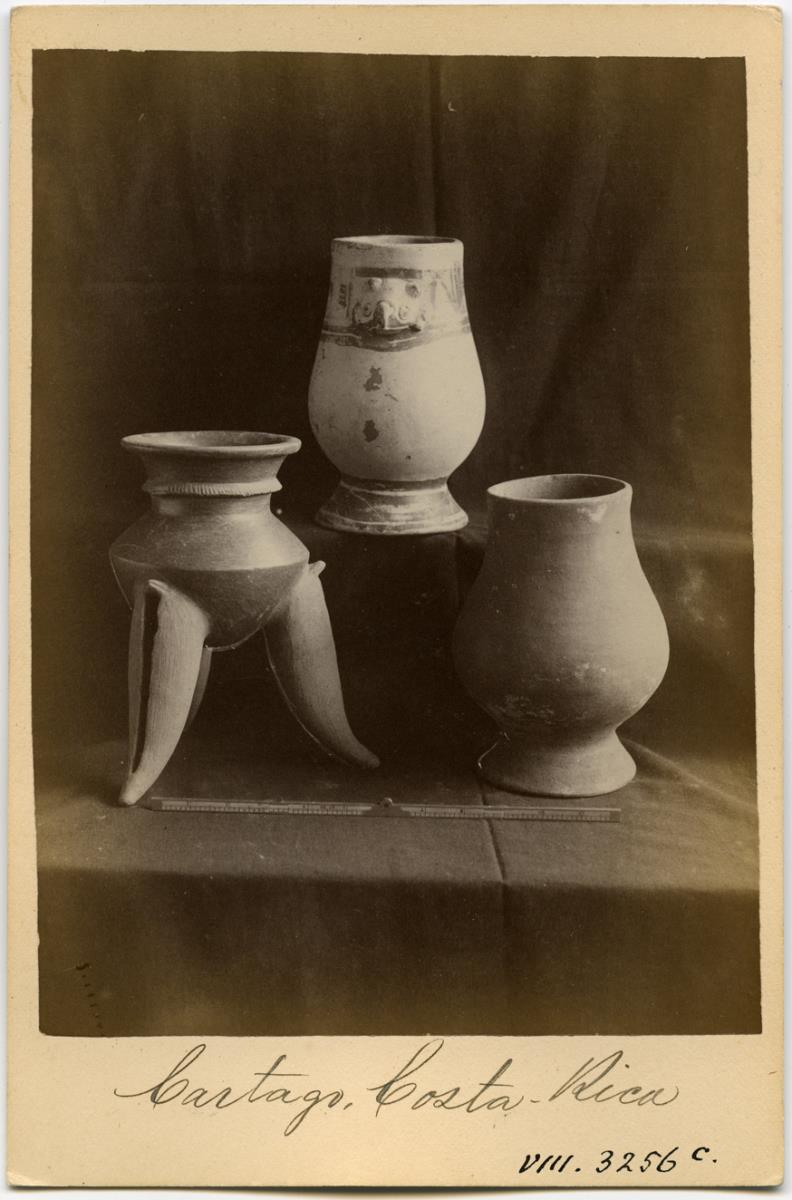 Drei Keramikgefäße: links zentrales Hochland, atlantische Abdachung. rechts und oben: Nicoya. Aus dem Museo Nacional, San José (Costa Rica)