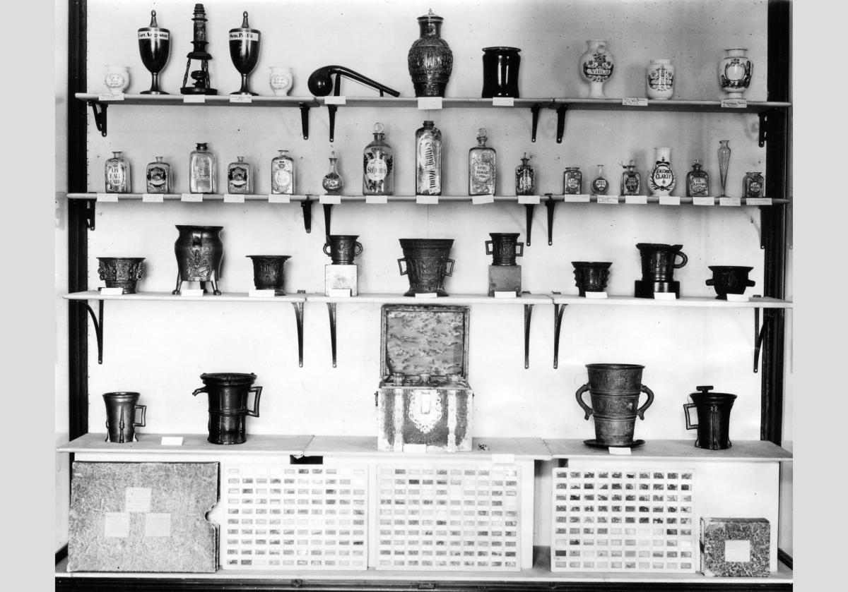 Sonderausstellung "Kunst- und Kulturgeschichtliches aus alten Apotheken" im Schlossmuseum anläßlich der Hauptversammlung der Gesellschaft für Geschichte der Pharmazie in Berlin