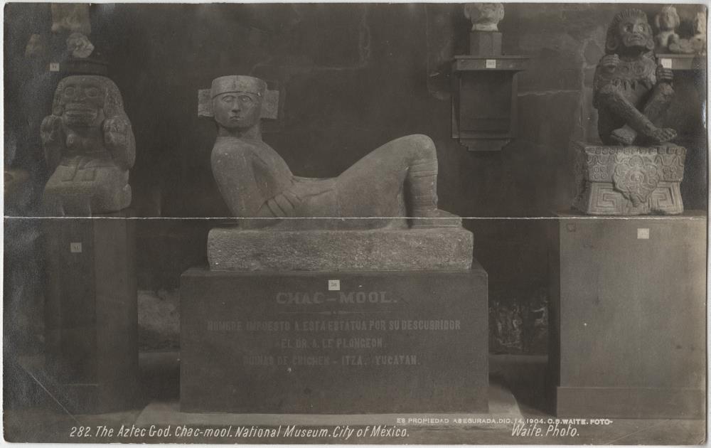 Museo Nacional de México, Mexiko-Stadt: Blick in die "Halle des Monolithen" mit dem von Le Plongeon in Chichén Itzá ausgegrabenen Chac-Mool.