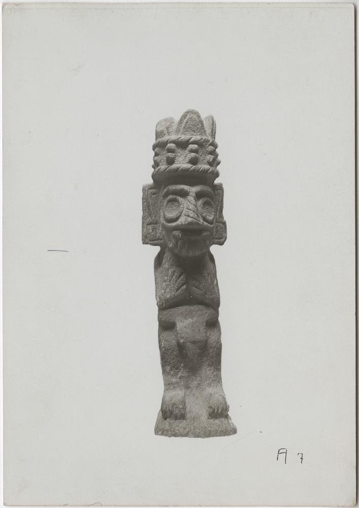 Charakteristische halb hockende Steinfigur (Tezontli) des Regengottes Tlaloc mit Kopfschmuck der Chalchiuhtlicue. Höhe 52 cm.(Mit Zackenkrone)